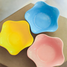 Load image into Gallery viewer, Set of 3 Polka Dot Ruffled Bowls