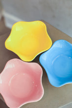 Load image into Gallery viewer, Set of 3 Polka Dot Ruffled Bowls